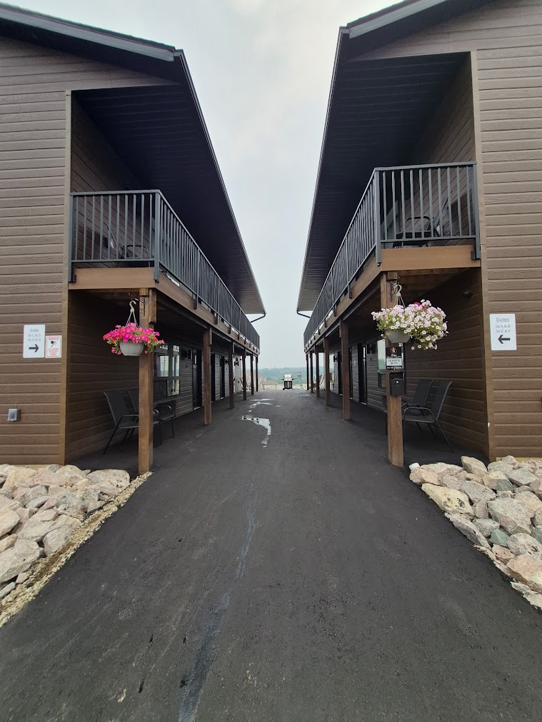 Covered outdoor walkway and suite entrances at Hillcrest Suites